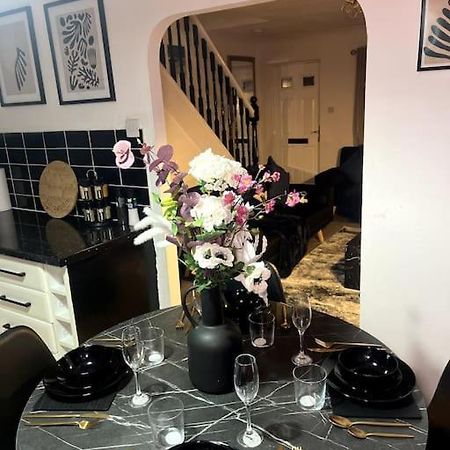 Вилла Beautiful House Off-Road Free Parking Farnworth Экстерьер фото