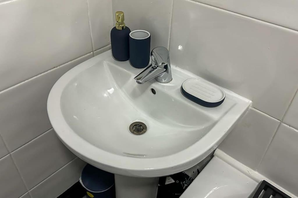 Вилла Beautiful House Off-Road Free Parking Farnworth Экстерьер фото