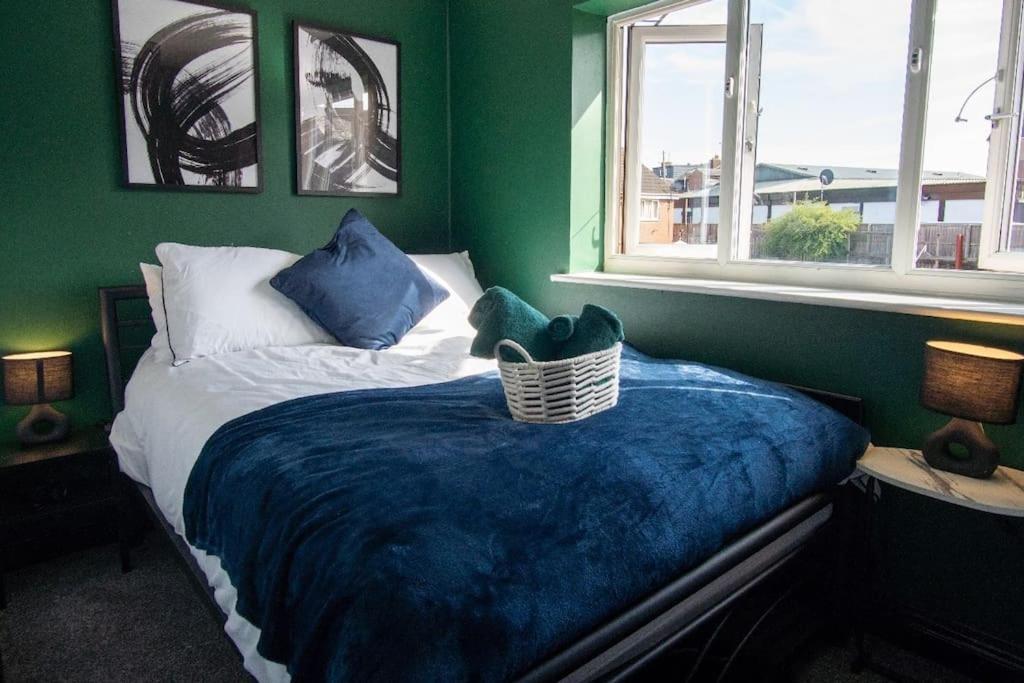 Вилла Beautiful House Off-Road Free Parking Farnworth Экстерьер фото