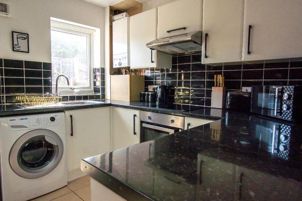 Вилла Beautiful House Off-Road Free Parking Farnworth Экстерьер фото