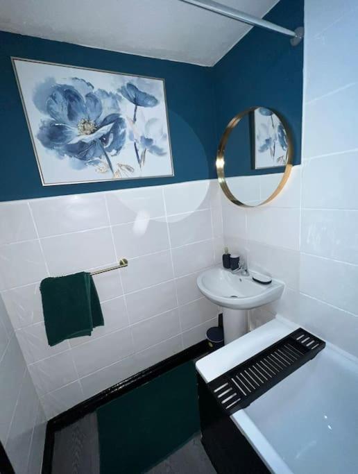 Вилла Beautiful House Off-Road Free Parking Farnworth Экстерьер фото