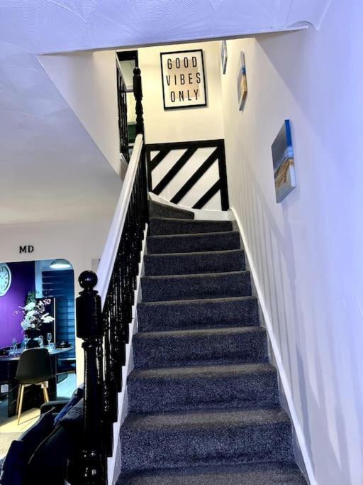 Вилла Beautiful House Off-Road Free Parking Farnworth Экстерьер фото