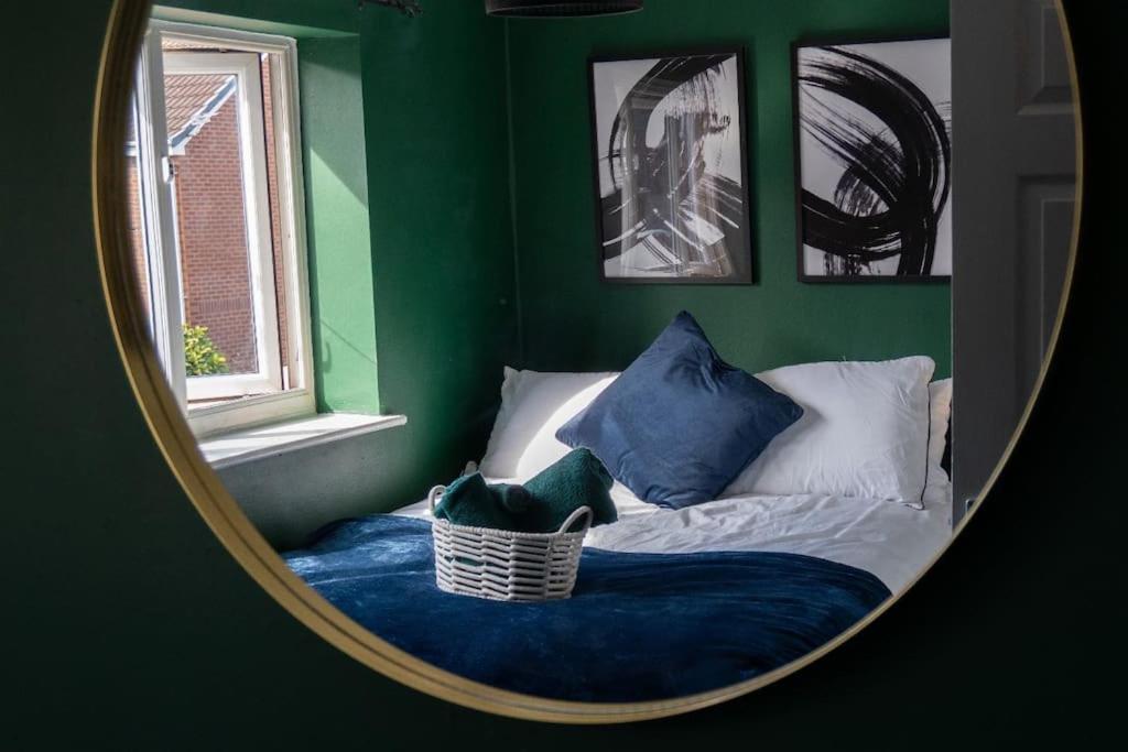 Вилла Beautiful House Off-Road Free Parking Farnworth Экстерьер фото