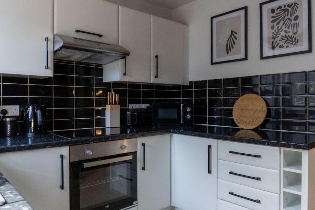 Вилла Beautiful House Off-Road Free Parking Farnworth Экстерьер фото